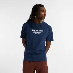 NEW BALANCE - Polo Hombre Varsity Graphic Azul