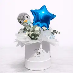 VI REGALANDO AMOR - Mini box Liam - Pinguino - Peluche - Flores azules