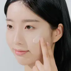 SKIN1004 - TONE BRIGHTENING TONE UP SUNSCREEN SPF50+ PA++++ MADAGASCAR CENTELLA