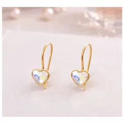 FERNANDA ROMERO JOYAS Y ACCESORIOS - Pequeños Aretes Corazones de Cristal Tornasolado y plata 925 con baño de Oro dorado - 0.6cm
