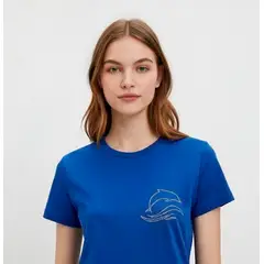 GENERICO - POLO PARA DAMA COLOR AZUL FRANCIA CUELLO REDONDO CON DISEÑO DE DELFÍN