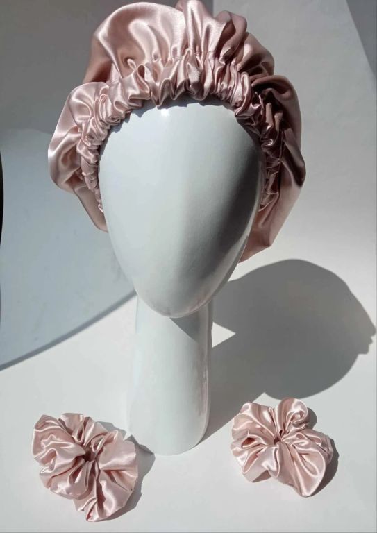 Set de Gorro de Satén Por A MBOS Lados+ 2 Scrunchies NUDE