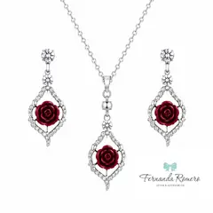 FERNANDA ROMERO JOYAS Y ACCESORIOS - JUEGO COLLAR + ARETES ROSITAS ROJAS Y ACCESORIOS PLATEADOS IDEAL REGALO