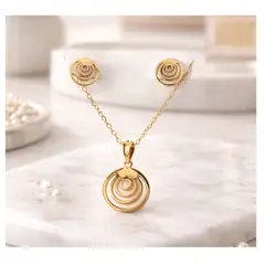 FERNANDA ROMERO JOYAS Y ACCESORIOS - Set Collar y Aretes Círculos de la Vida - elaborado en Acero Dorado - Lindo