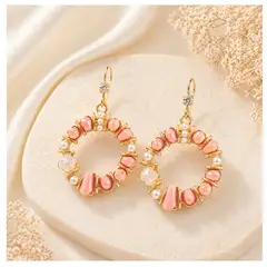 FERNANDA ROMERO JOYAS Y ACCESORIOS - Aretes Amor Perlado Dorados Rosa Melón con cristales Diseño Elegante 2.5 cm