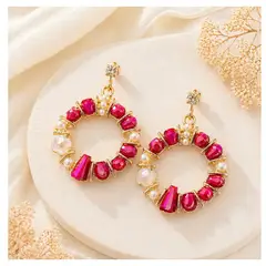 FERNANDA ROMERO JOYAS Y ACCESORIOS - Aretes Amor Perlado Dorados Rojo Coral con cristales Diseño Elegante 2.5 cm