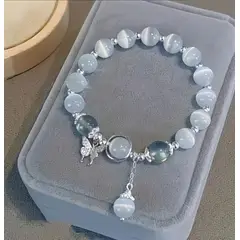 MORITA BAG STORE - PULSERA ELASTICA PIEDRA DE LUNA COLOR GRIS Y BLANCO CON DIJE DE MARIPOSA - AMULETO PROTECCION
