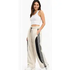 ENKI - Pantalón Power Track Tela Mojada Wide Leg Mujer Hueso Franjas Negras Blancas Estilo Deportivo Modas