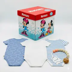 HUGGIES - Body niño pack x3 algodón org. nubes celeste 6 meses + portachupón y caja disney de regalo