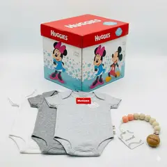 HUGGIES - Body niño pack x3 algodón org. gris jaspeado 6 meses + portachupón y caja disney de regalo