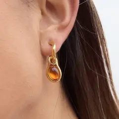 SM - Aretes Argolla con Dije de Resina Ámbar en Acero Inoxidable Baño de Oro 18K