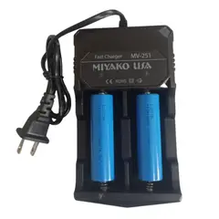 MIYAKO - Caragdor para pilas recargable ICR18650 MV-251 con 2 baterias