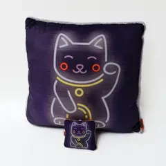 QALA DISEÑO - Pack Almohada y Llavero - - Gato de la Suerte - Maneki-neko