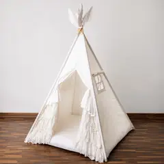 EL TEPEE - Carpa tipi con base acolchada, color crema con bobos de encaje.