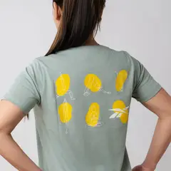 REEBOK - Polos Training Yoga Graphic Tee Mujer