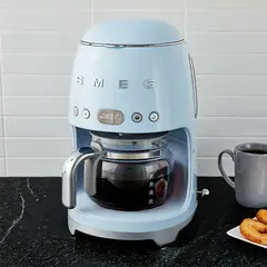 CRATE & BARREL - Cafetera de Goteo SMEG Celeste