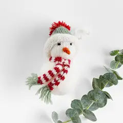 CRATE & BARREL - Adorno Navideño de Muñeco de Nieve Alpaca