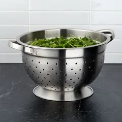CRATE & BARREL - Colador de Pie de Acero Inoxidable