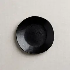 CRATE & BARREL - Plato para Ensalada Marin Negro Mate