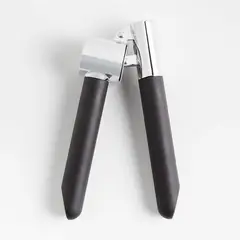 CRATE & BARREL - Prensador de Ajos Soft-Touch Negro