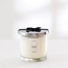 BASEMENT HOME - Vela Con Aroma Lirio y Flor de Loto