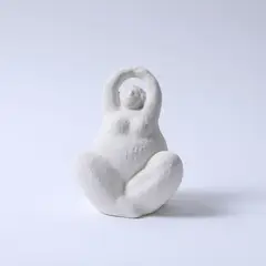 BASEMENT HOME - Escultura Rita Gris Mujer Yoga 14x11x18cm