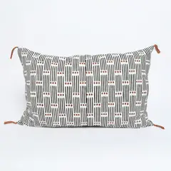 BASEMENT HOME - Funda de Cojín Block Topo
