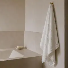 BASEMENT HOME - Toalla De Baño Combed Texturada 100% Algodón 650gr