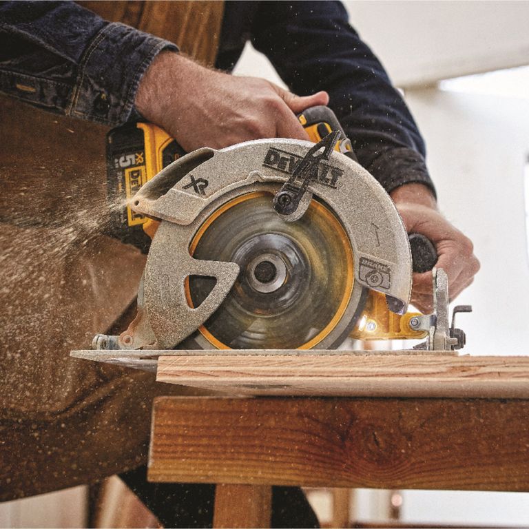 Sierra Circular Inalambrica 7-1/4" 20V BRUSHLESS DCS570B (Sin batería)