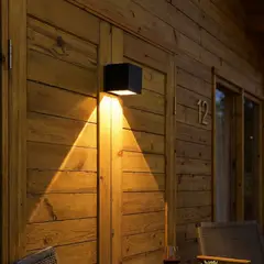 JUST HOME COLLECTION - Aplique Solar Led Cubik Luz Cálida Negro Luz Cálida